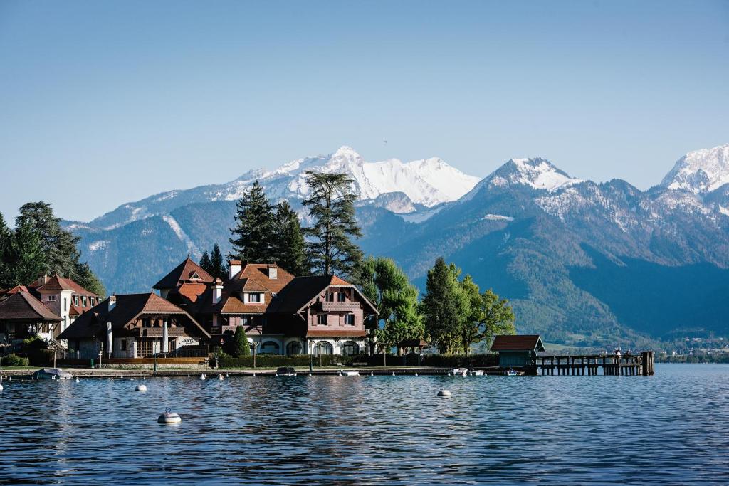 You’ve Seen Lake Annecy… But Not Like This – The Hidden Stay Everyone Will Soon Be Talking About